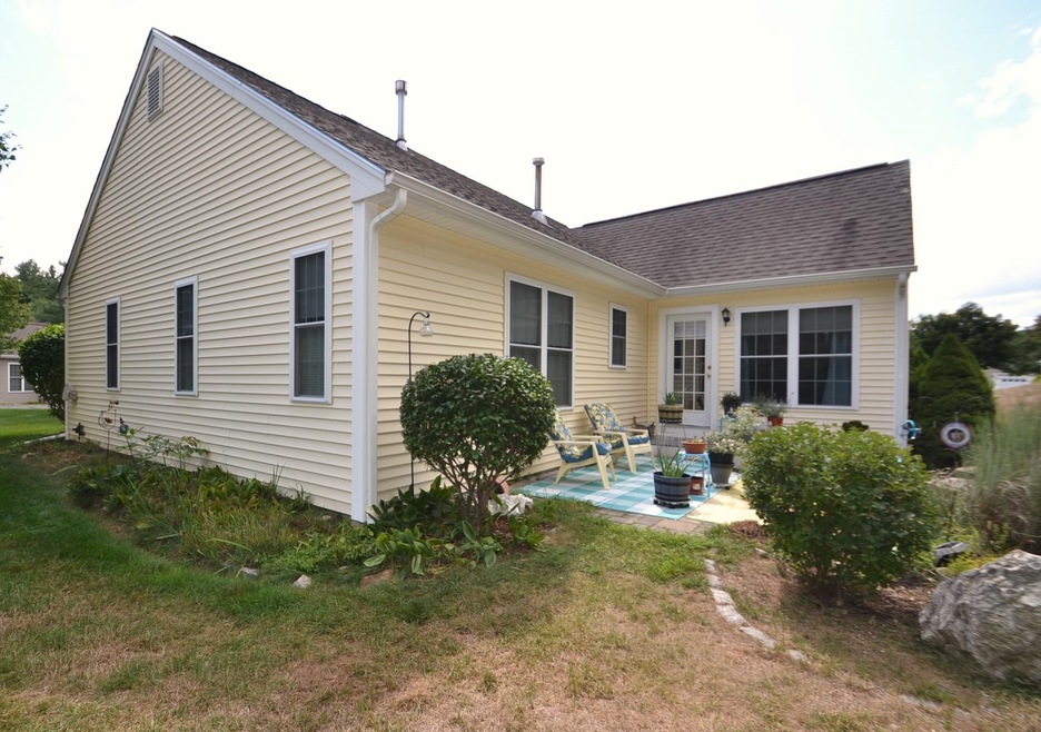 34 Dixon Dr, Litchfield, NH 03052 - photo 1