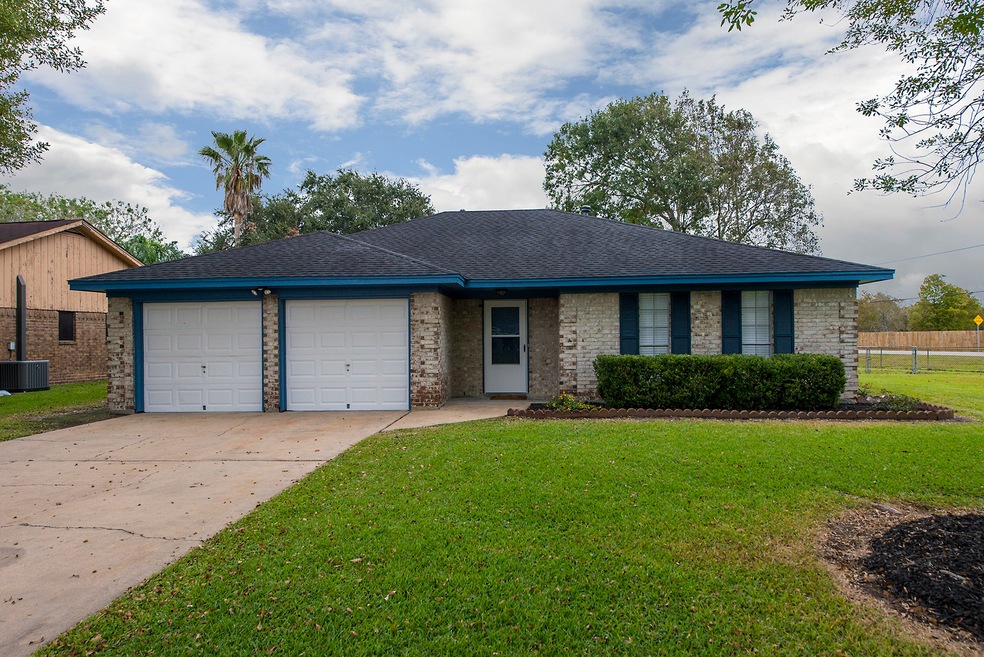 1925 Parkcrest St, Alvin, TX 77511 - photo 1