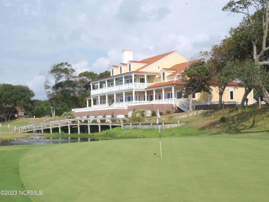 Brick-Landing-18th-Hole-with-Clubhouse (