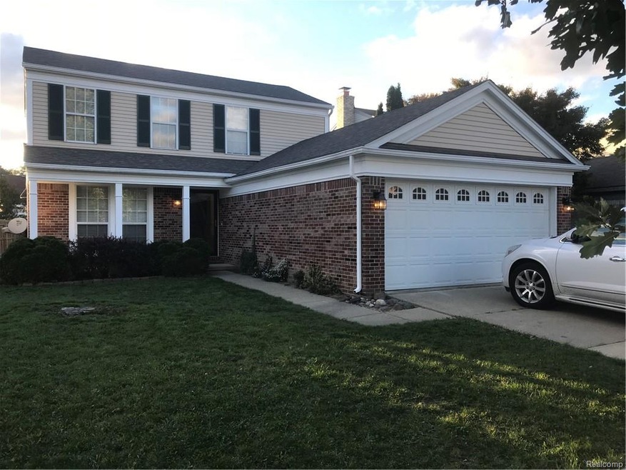 3102 Front Elevation Summer.JPG