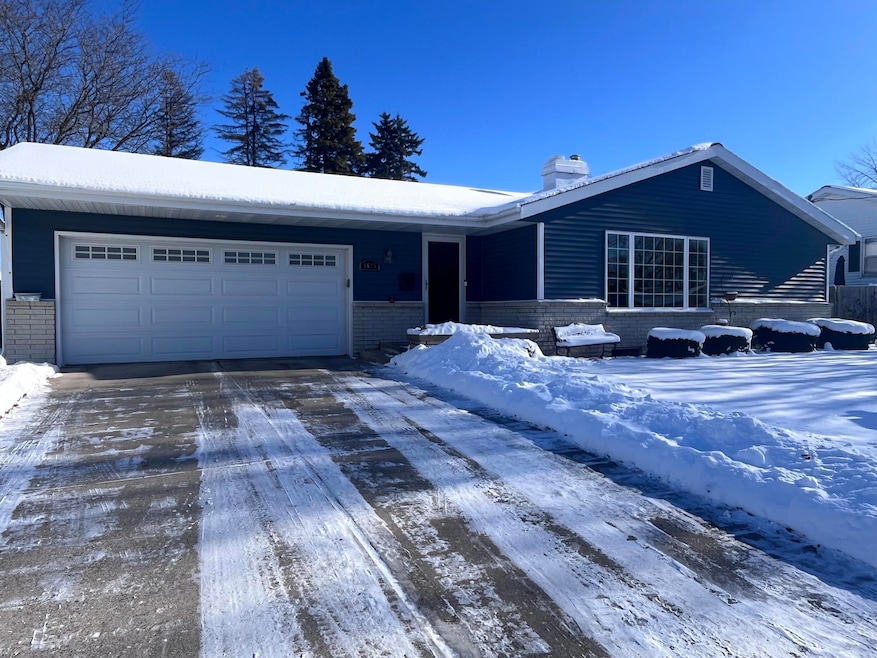 1625 Atlanta Cir, Manitowoc, WI 54220 - photo 1