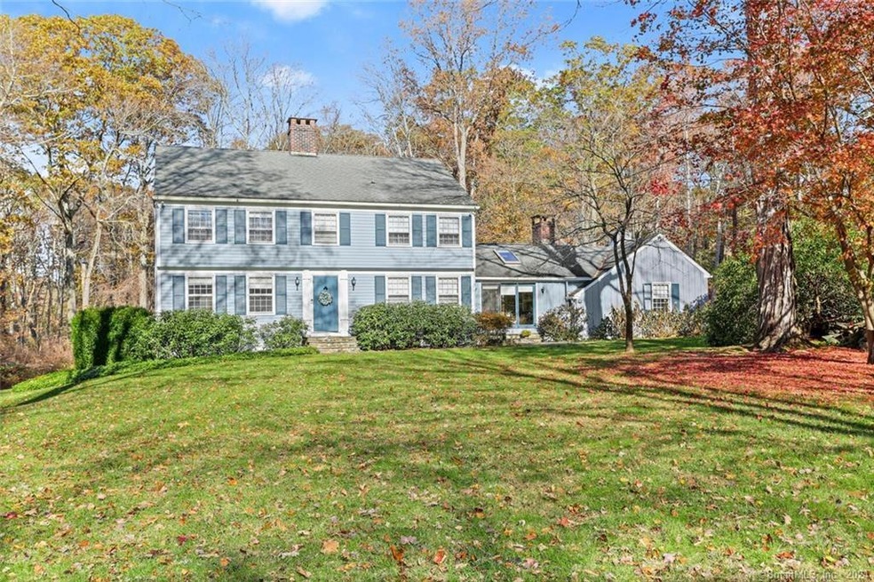 Discover this country charmer, nestled on 2 pictur
