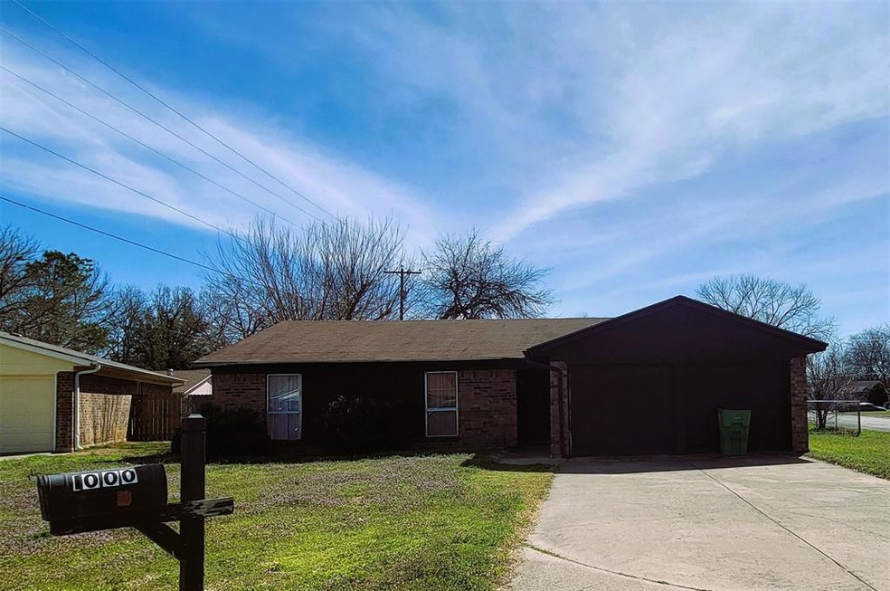 1000 Parkwood Ct, Gainesville, TX 76240 - photo 1