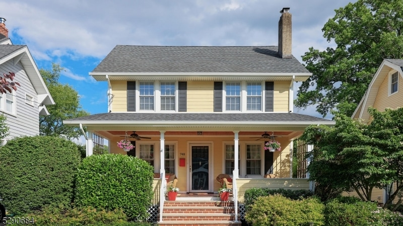 Sold $1,425,000 • Co-Listing Agent