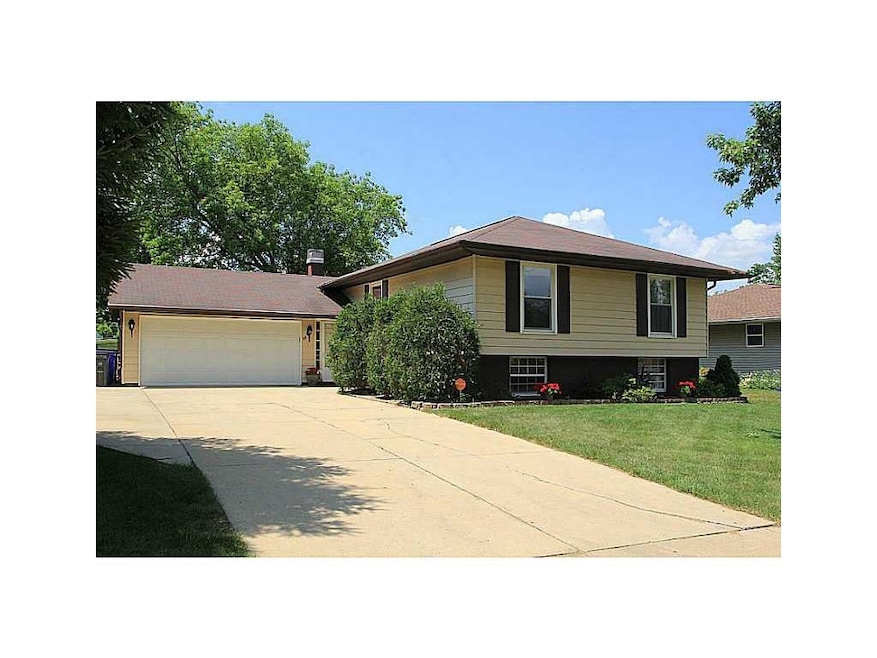 66 Clive Dr NW, Cedar Rapids, IA 52405 - photo 1