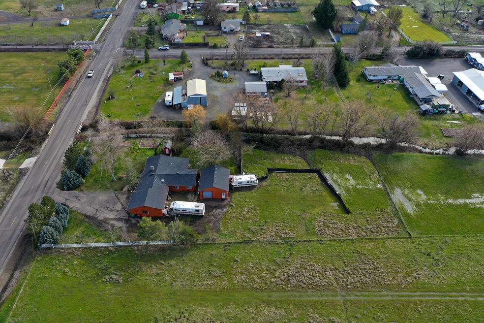 6451 Mcloughlin Dr, Central Point, OR 97502 - photo 1