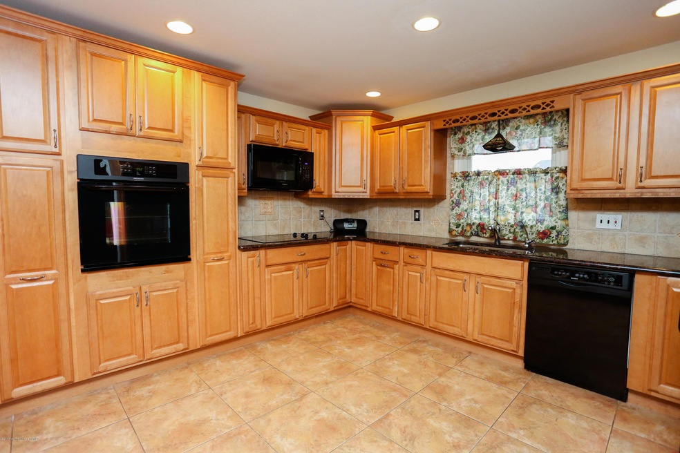** Awesome Kitchen with Granite **