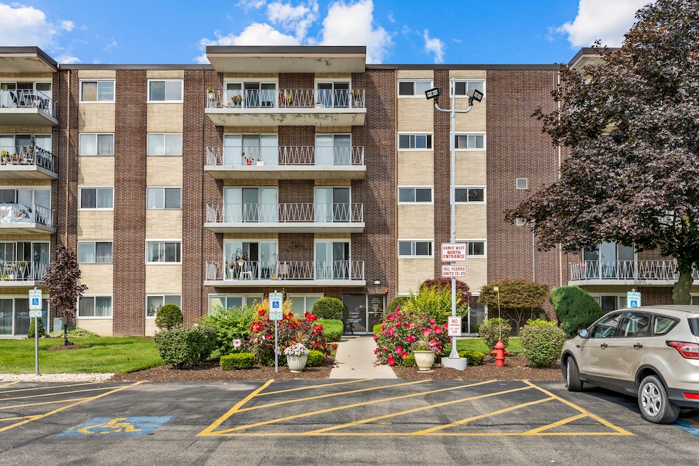 2900 Maple Ave unit 17E, Downers Grove, IL 60515 - photo 1