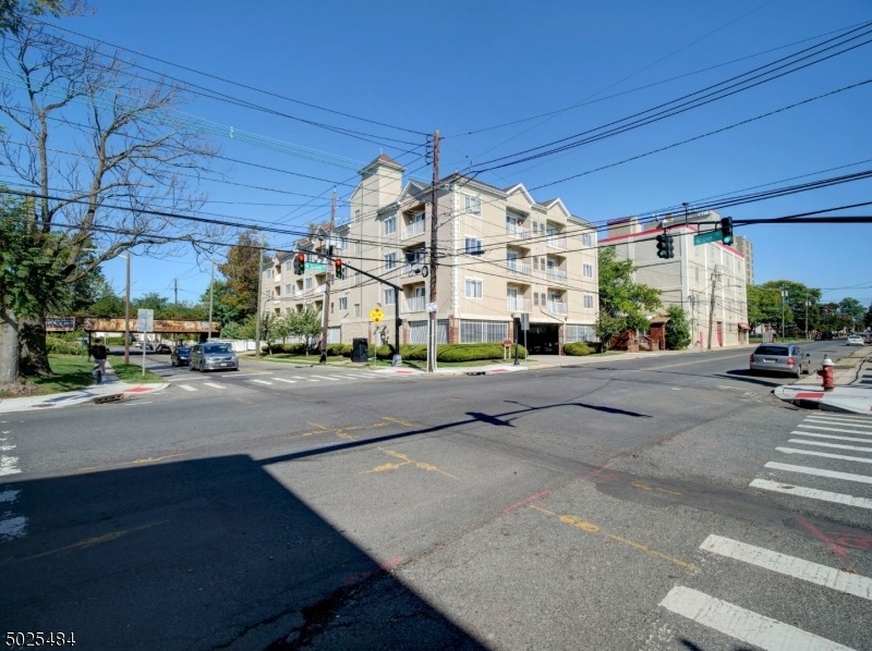 349 W Grand St unit 304, Elizabeth, NJ 07202 - photo 1