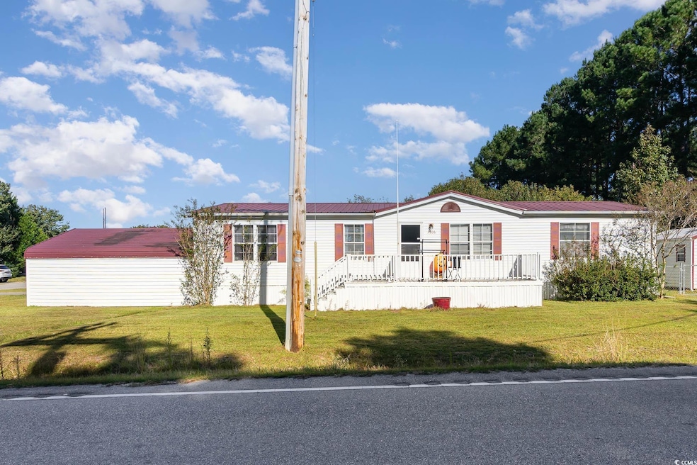 Manufactured / mobile home featuring a front lawn