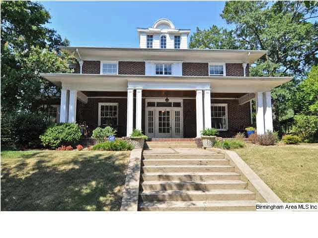 Welcome to 1118 Lakeview Crescent!