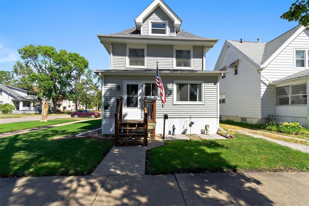 828 D Ave NW, Cedar Rapids, IA 52405 - photo 1