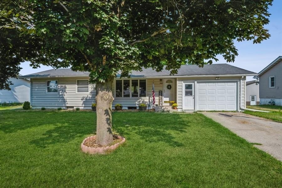 Vinyl sided quaint ranch in Keystone!