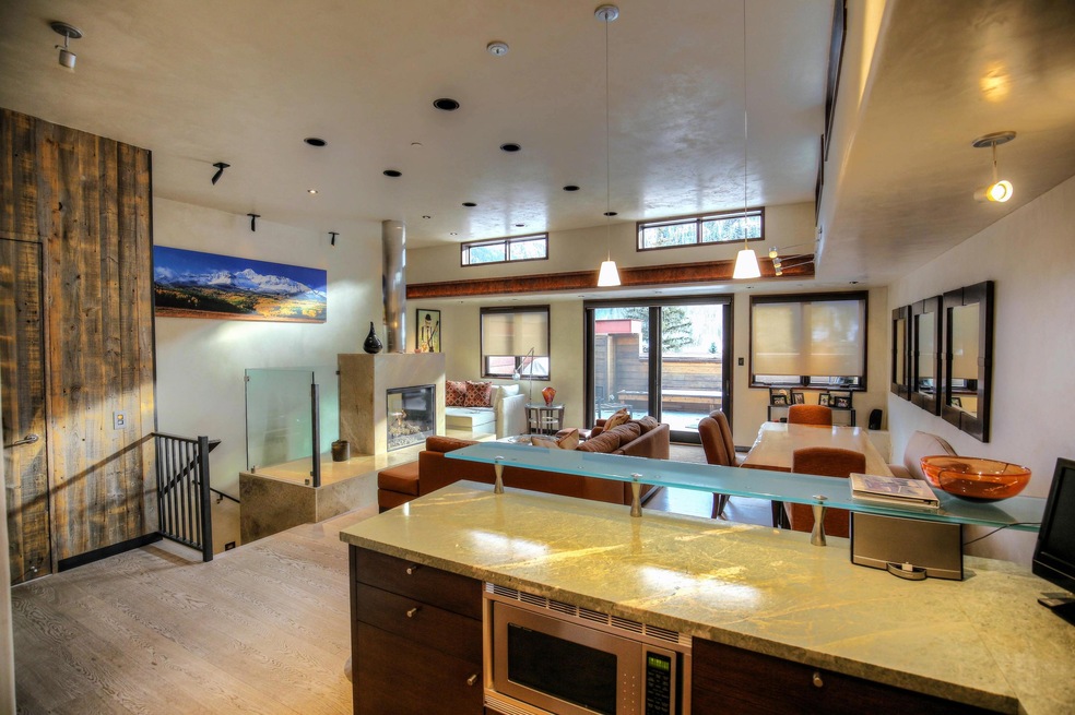 UNIT C Kitchen>LR