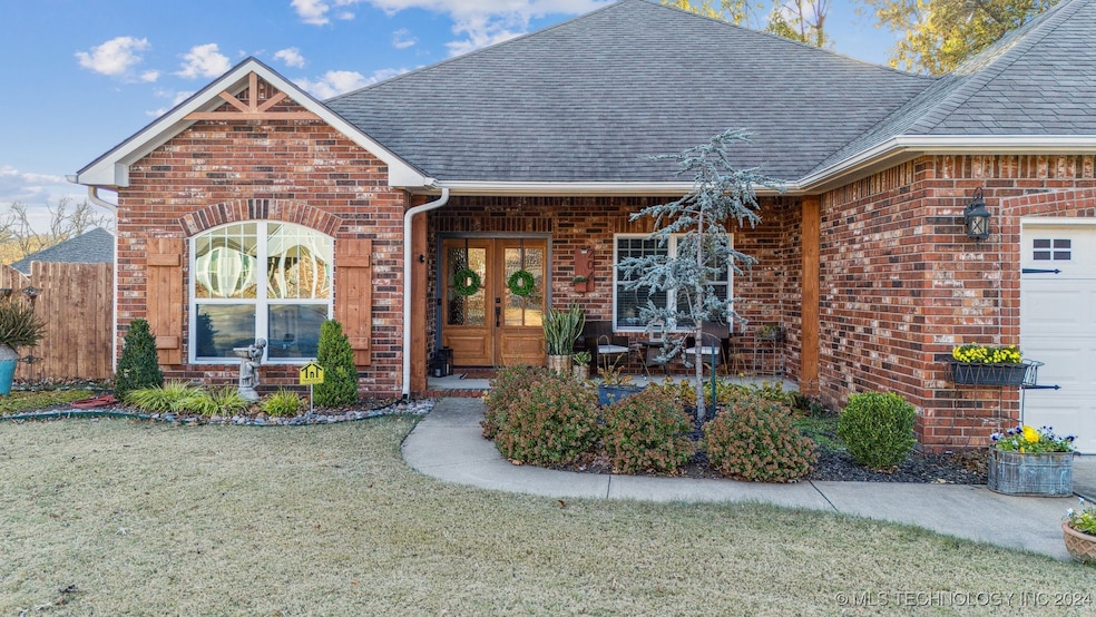 204 Peach Tree Ln, Pryor, OK 74361 - photo 1