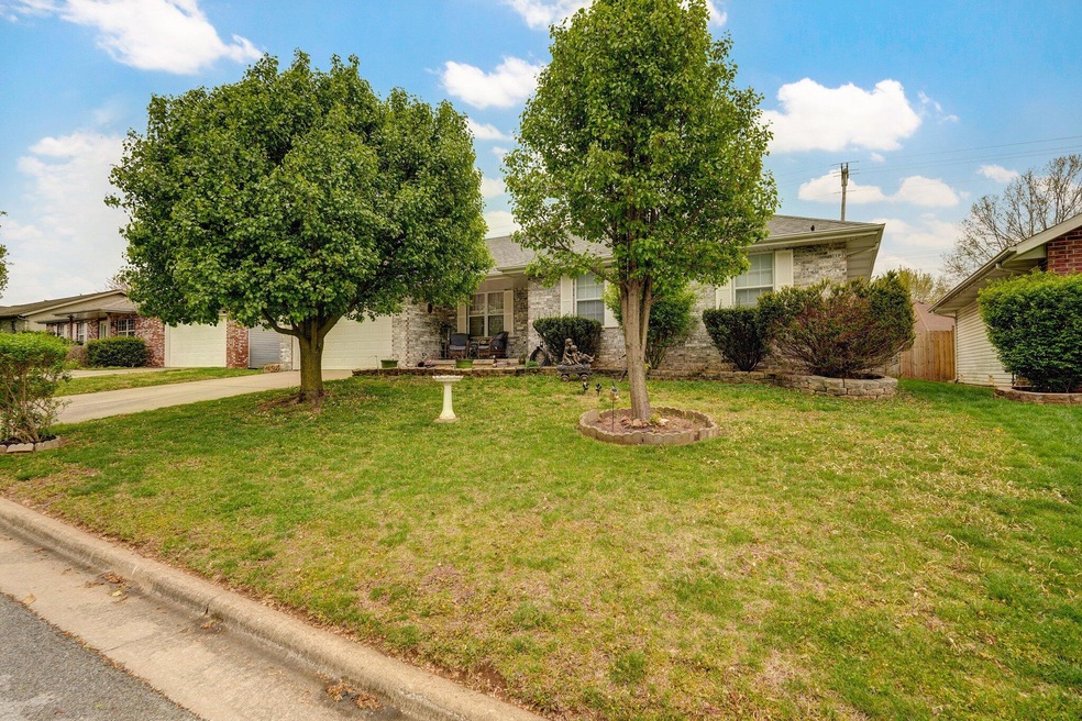 212 W Hunter Dr-1