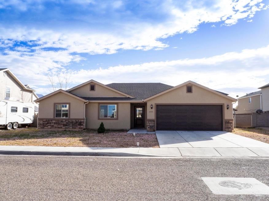01 Front Yard_B230000