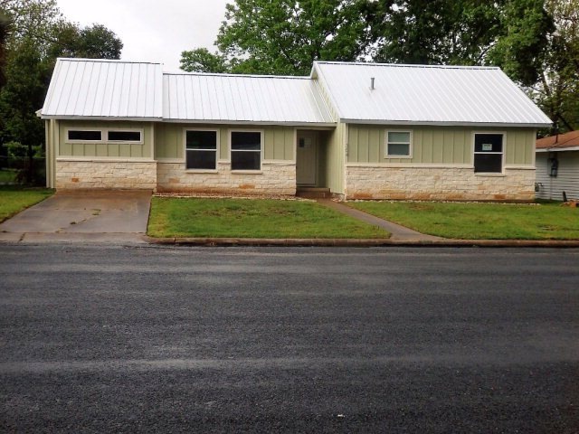 304 W Mulberry St, Fredericksburg, TX 78624 - photo 1