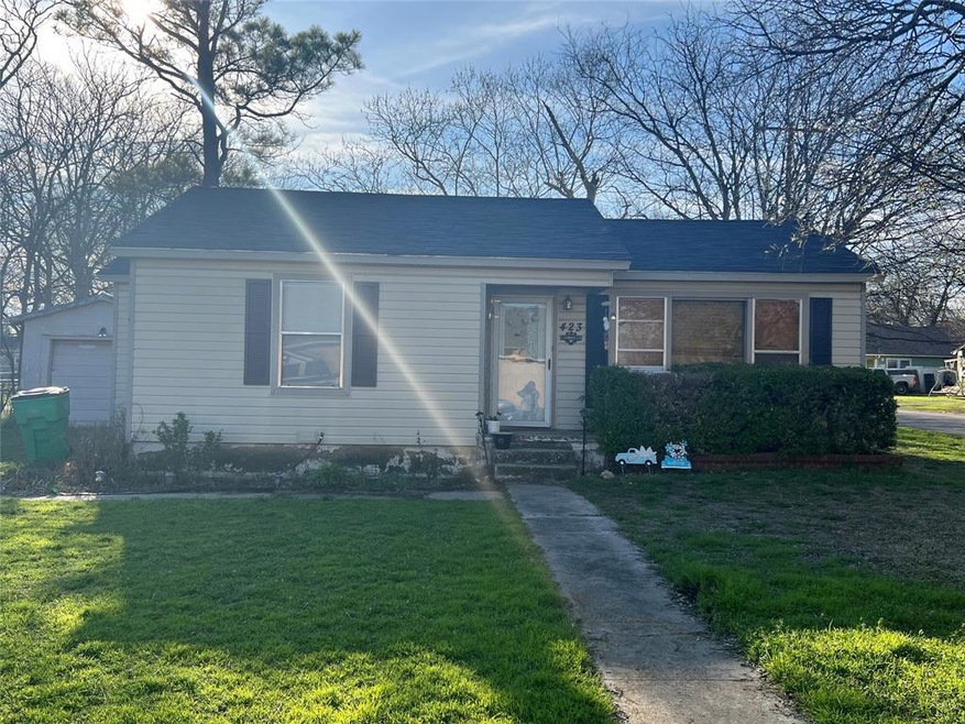 423 N Howeth St, Gainesville, TX 76240 - photo 1