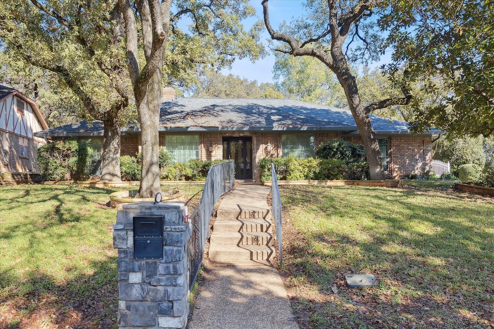 805 Newport Rd, Fort Worth, TX 76120 - photo 1