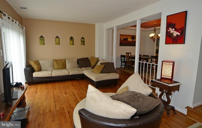 9536 Blake Ln, Fairfax, VA 22031 - photo 1