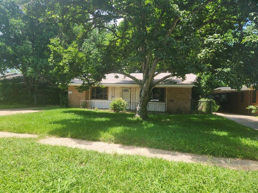 Ranch-style house featuring a front yard