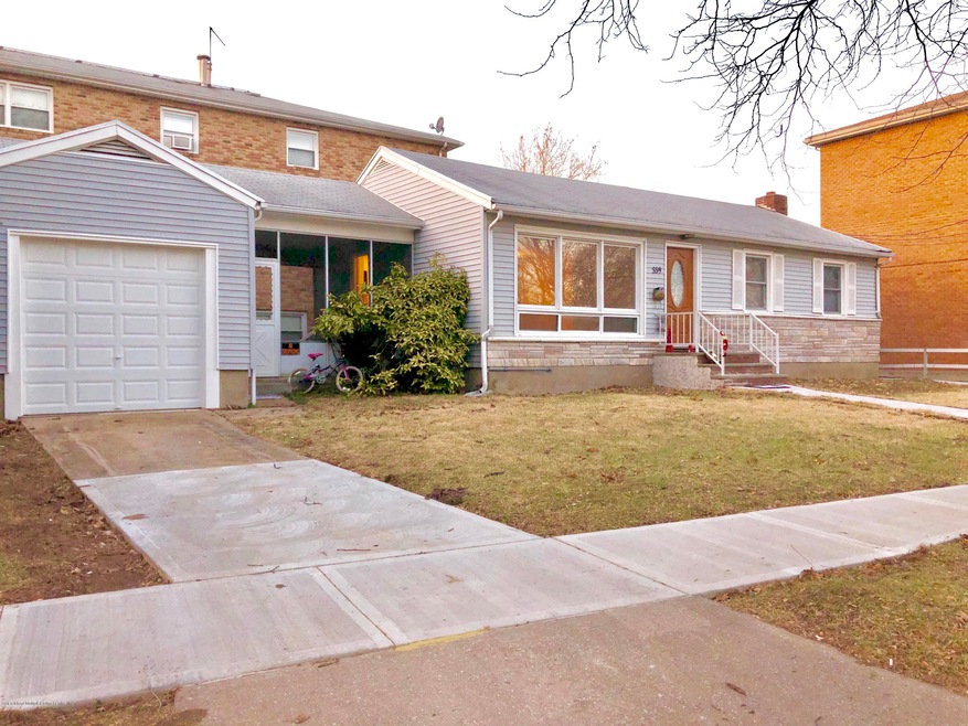 559 N Railroad Ave, Staten Island, NY 10304 - photo 1