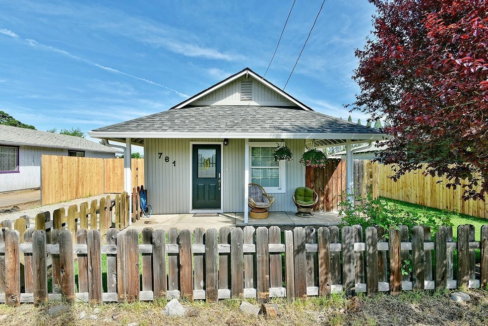 761 Hazel St, Central Point, OR 97502 - photo 1