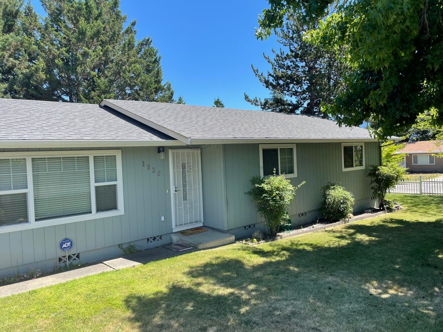 1939 NW Highland Ave, Grants Pass, OR 97526 - photo 1