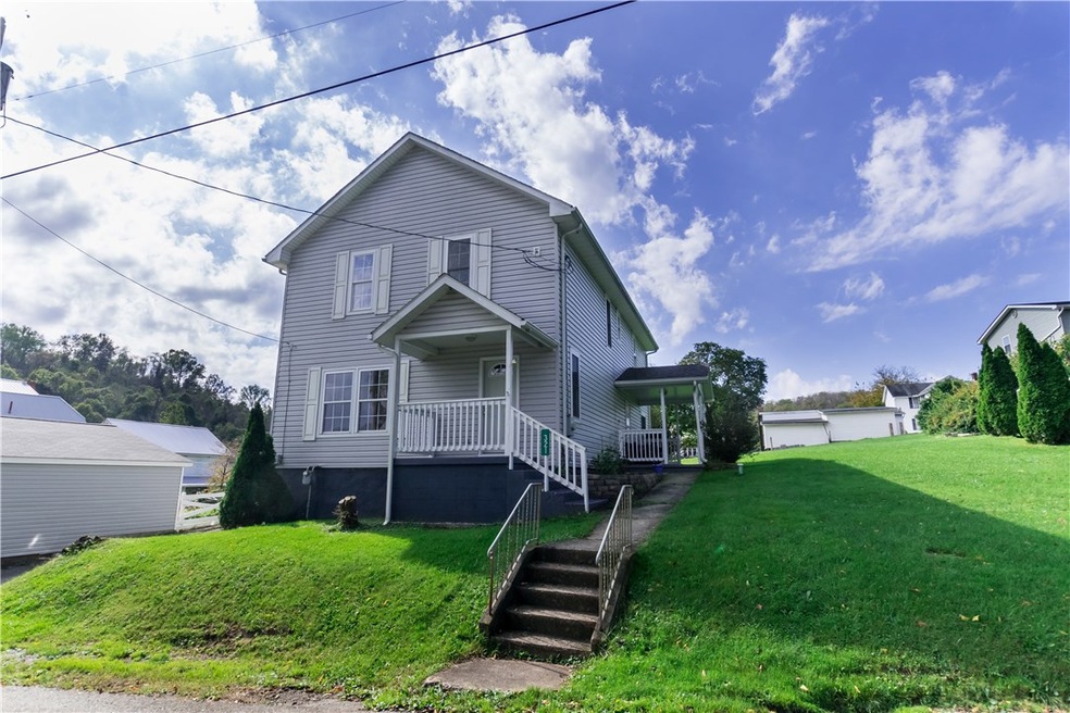 321 Sycamore St, Vandergrift, PA 15690 - photo 1