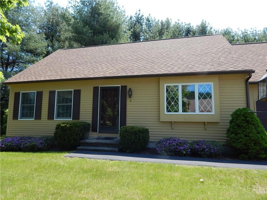 Well maintained end unit condo!
