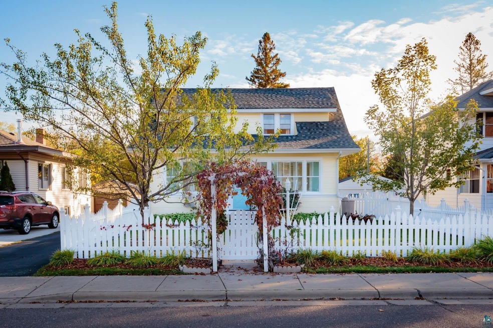 114 W Saint Andrews St, Duluth, MN 55803 - photo 1