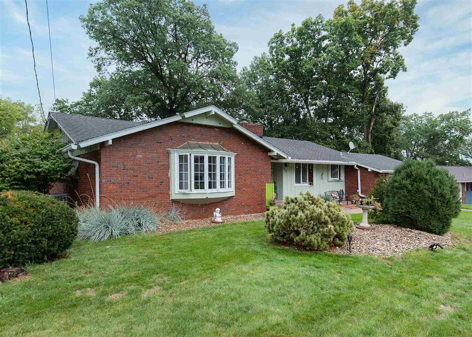 1520 Fairlane Dr, Bettendorf, IA 52722 - photo 1