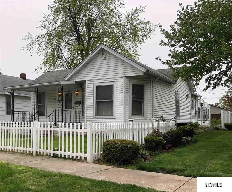 624 Decatur St, Lincoln, IL 62656 - photo 1
