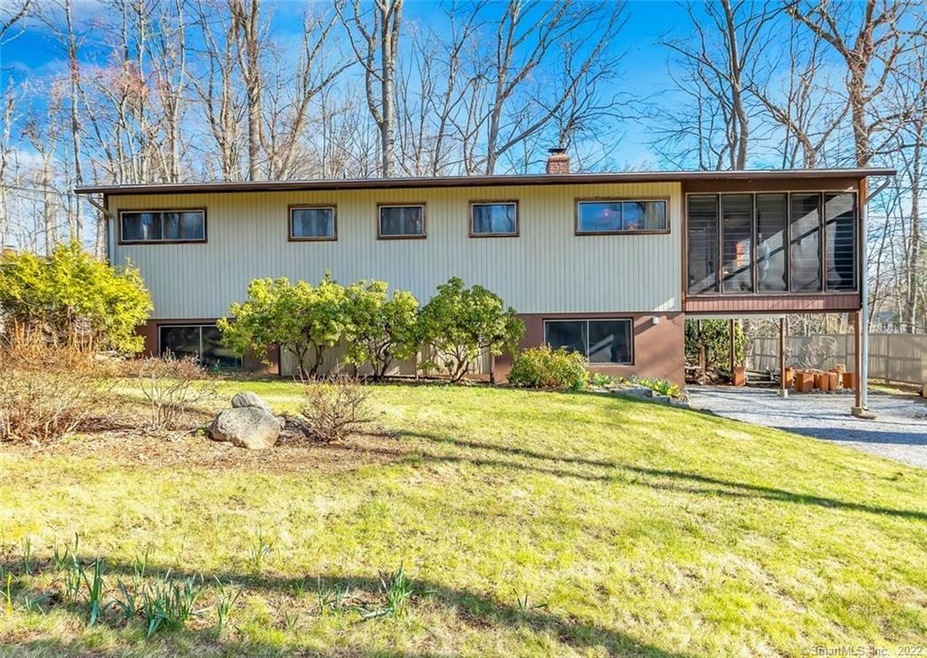 Welcome to 17 Wakerobin Road in a quiet Cranberry 