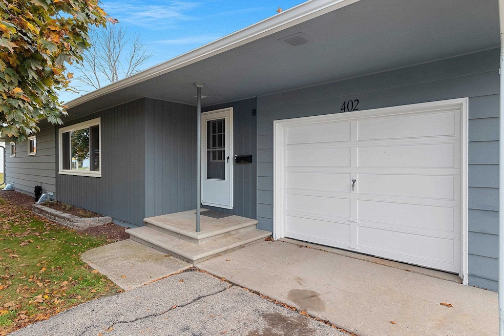 402 Farnsworth Ave, Oconto, WI 54153 - photo 1