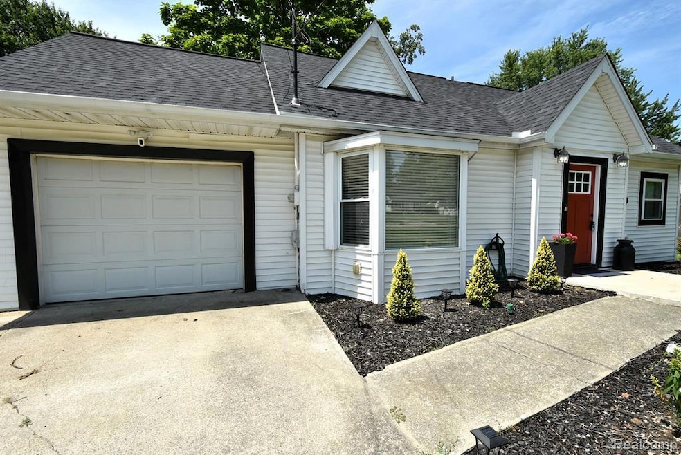 809 Moore St, Davison, MI 48423 - photo 1