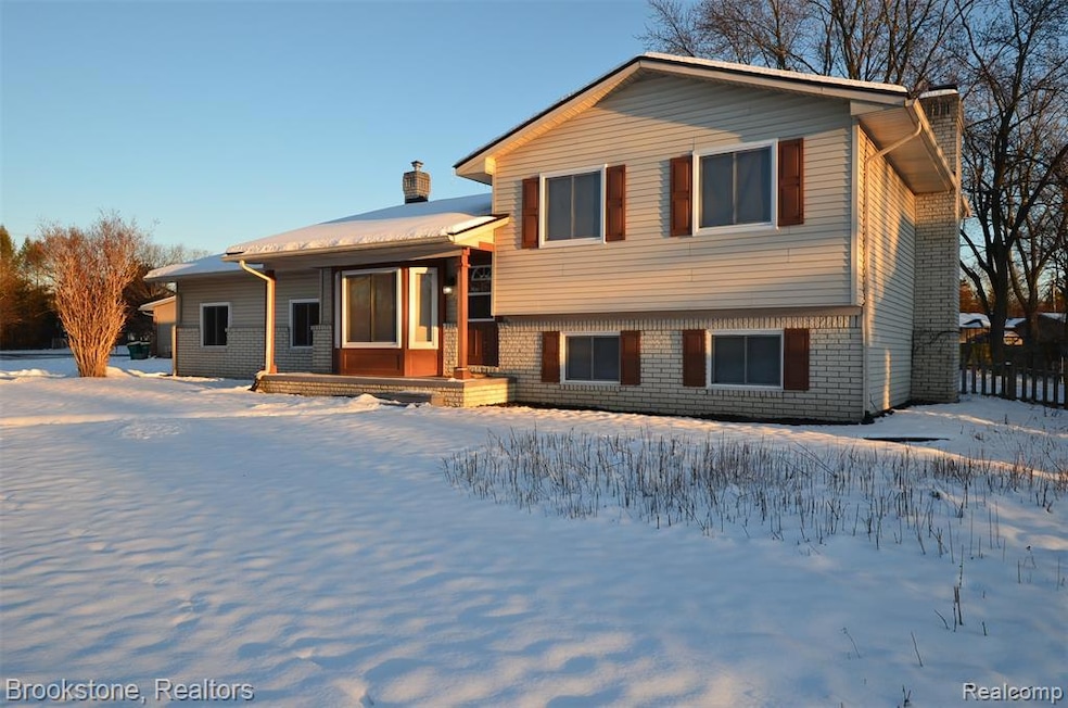 7244 Chapel View Dr, Clarkston, MI 48346 - photo 1