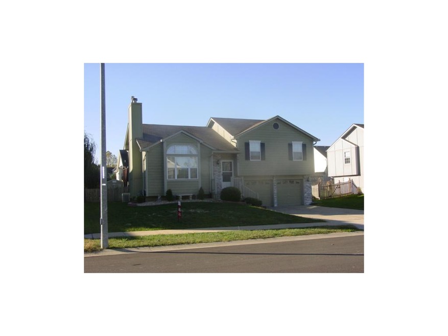 201 W Sierra Dr, Raymore, MO 64083 - photo 1