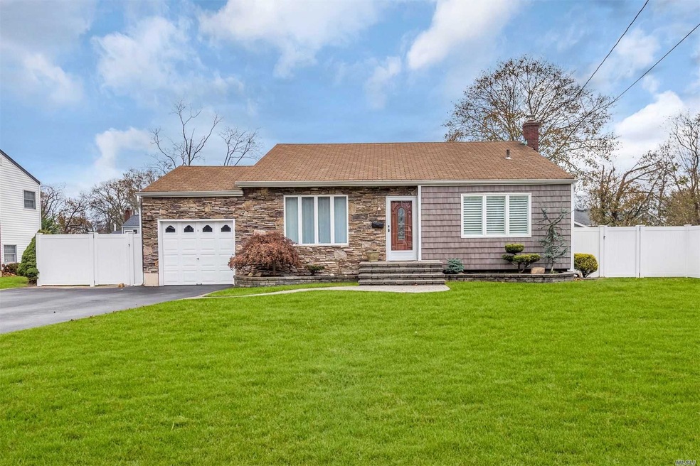 173 Edgewater Ave, Bayport, NY 11705 - photo 1