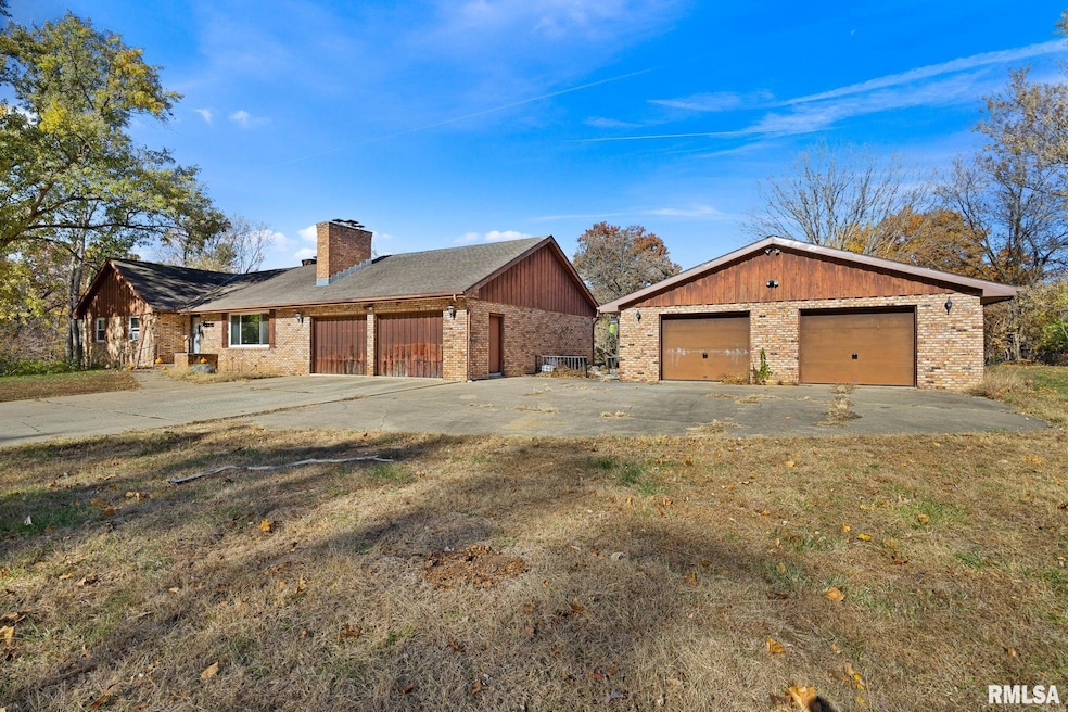 228 E Far Hills Dr, East Peoria, IL 61611 - photo 1