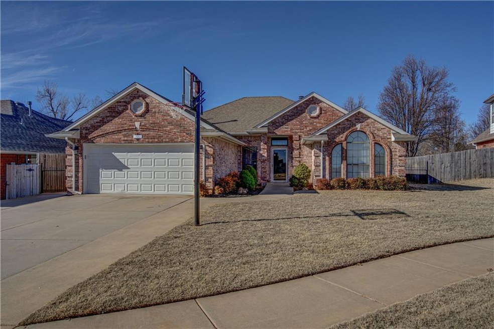 201 Parkway Dr, Moore, OK 73160 - photo 1