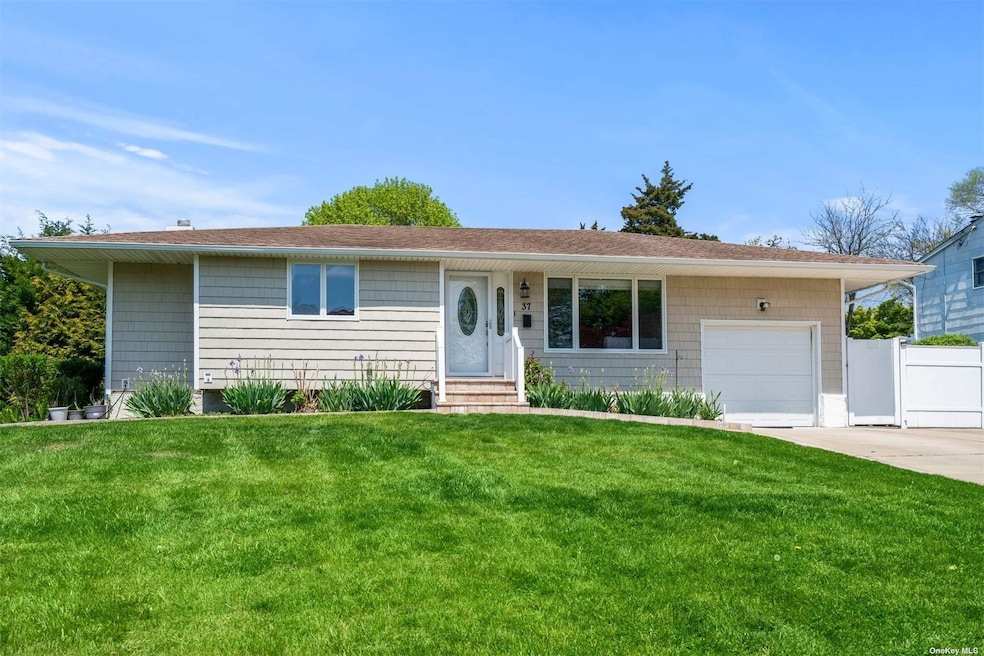37 Donna Ln, ComMacK, NY 11725 - photo 1