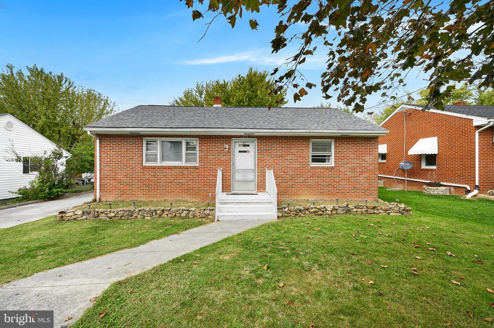 271 Crim Dr, Strasburg, VA 22657 - photo 1