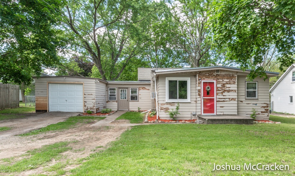 512 Foreman St SE, Lowell, MI 49331 - photo 1