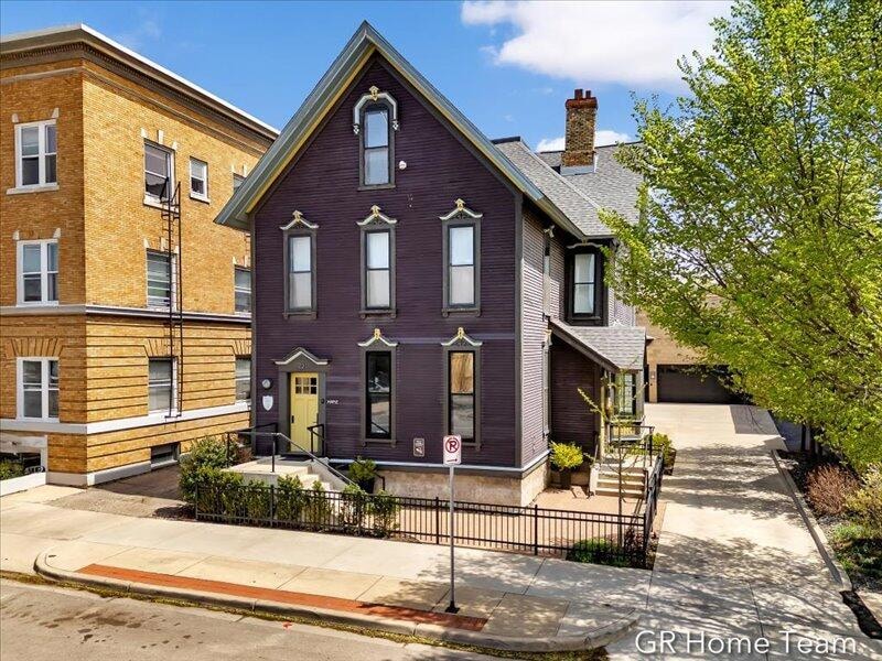 For Sale $1,749,900 • Co-Listing Agent