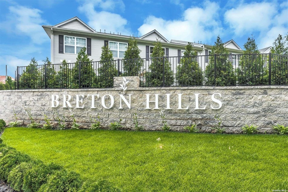 303 Breton Way unit 303, Glen Cove, NY 11542 - photo 1