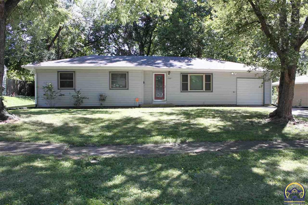 1307 SW 32nd St, Topeka, KS 66611 - photo 1