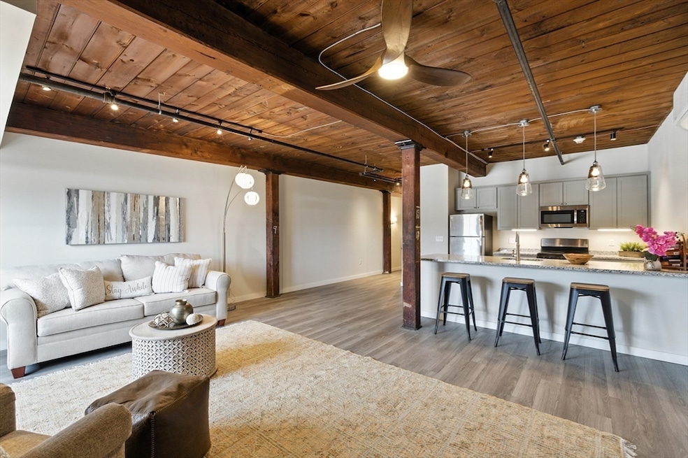 55 Sterling St unit 314, Clinton, MA 01510 - photo 1