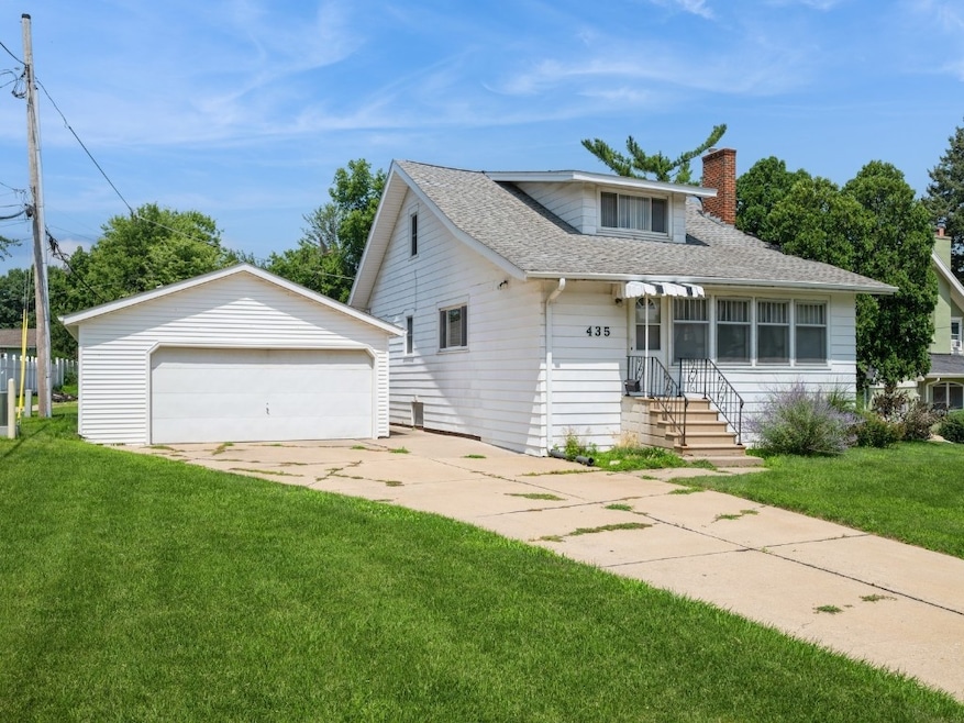 435 Forest Dr SE, Cedar Rapids, IA 52403 - photo 1